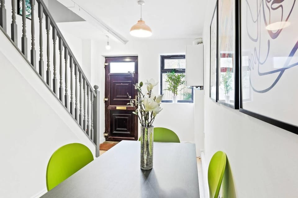 Bright 2 Bedroom House in Kennington House in London Borough of Southwark