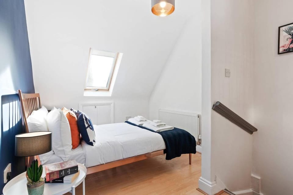 Bright 2 Bedroom House in Kennington House in London Borough of Southwark