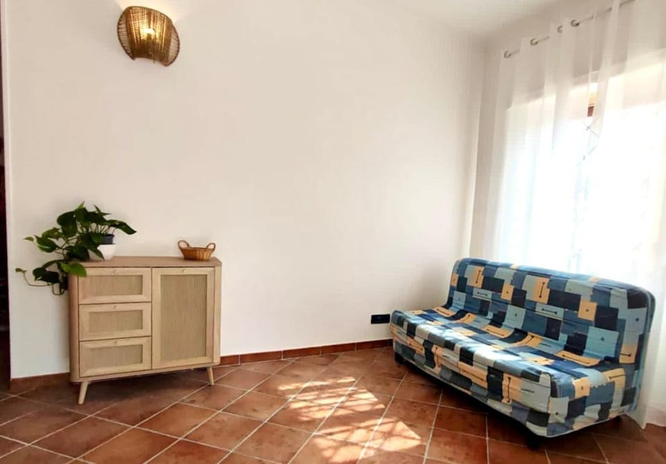 Facade/entrance, Bed, Living room