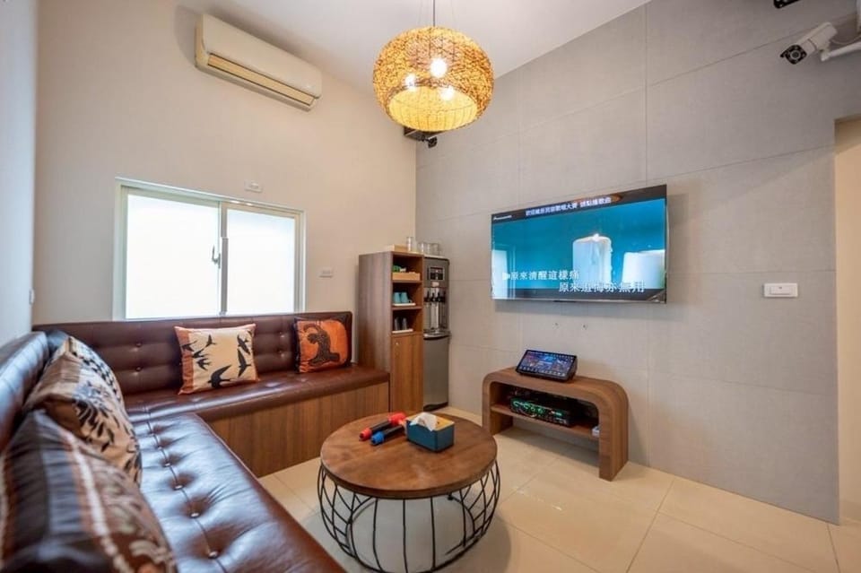 Communal lounge/ TV room, TV and multimedia, Lounge or bar, air conditioner, air conditioner