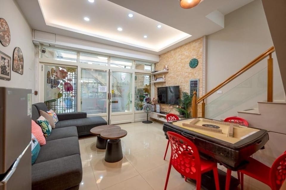 Property building, Communal lounge/ TV room, TV and multimedia, Living room, air conditioner, air conditioner