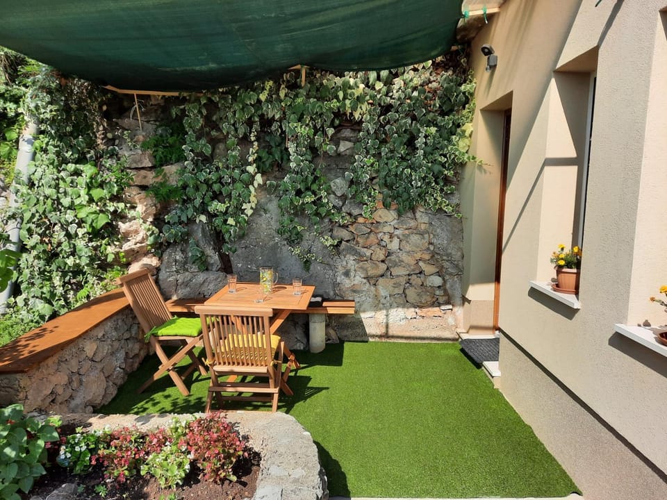 Patio, Dining area