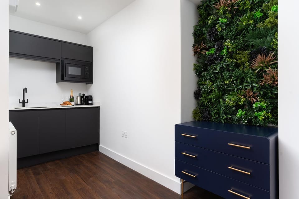 Room 1, Hotel style double bedroom in Marazion Apartment in England