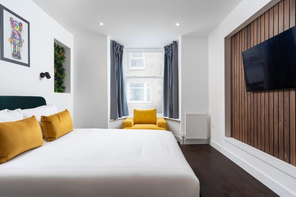 Room 1, Hotel style double bedroom in Marazion Apartment in England