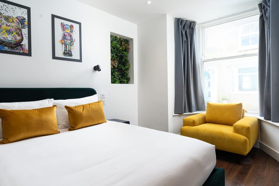 Room 1, Hotel style double bedroom in Marazion Apartment in England
