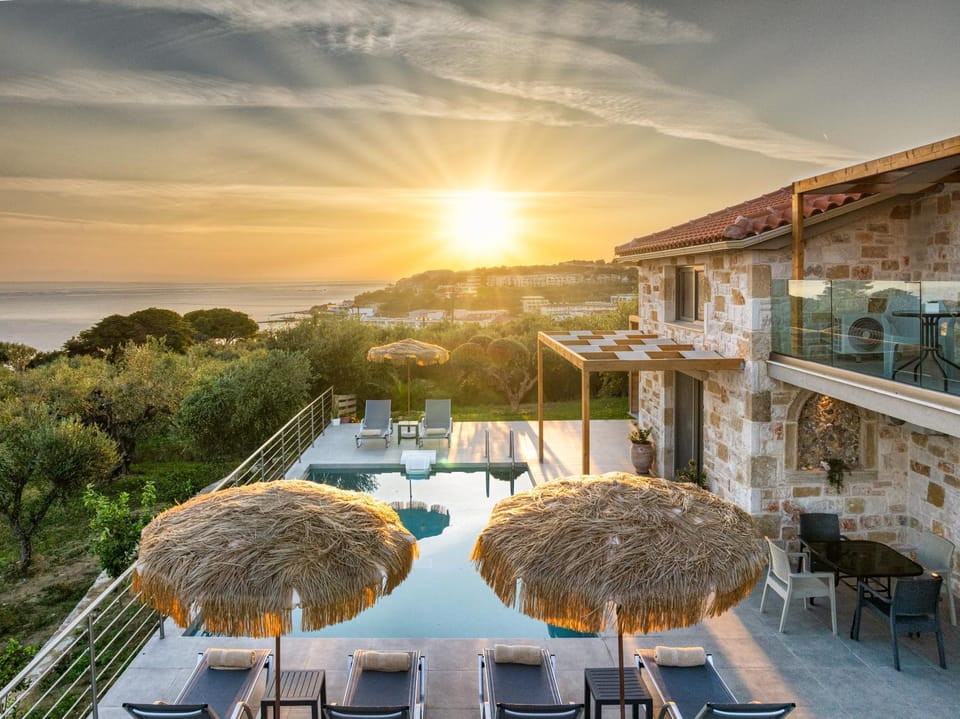 Patio, Day, Natural landscape, View (from property/room), Balcony/Terrace, Pool view, Sea view, Swimming pool, Sunrise, Sunset, sunbed