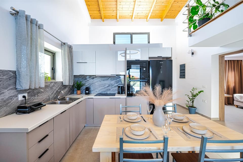 Kitchen or kitchenette, Living room, Seating area, Dining area, minibar, oven, pet friendly, stove