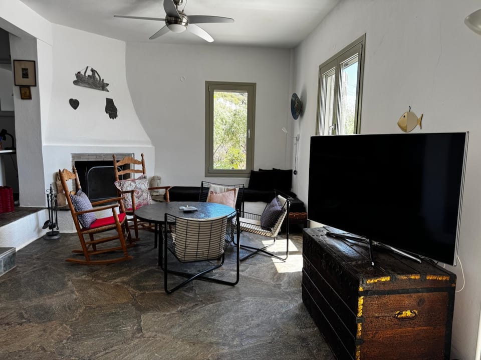 Communal lounge/ TV room, Living room, Seating area
