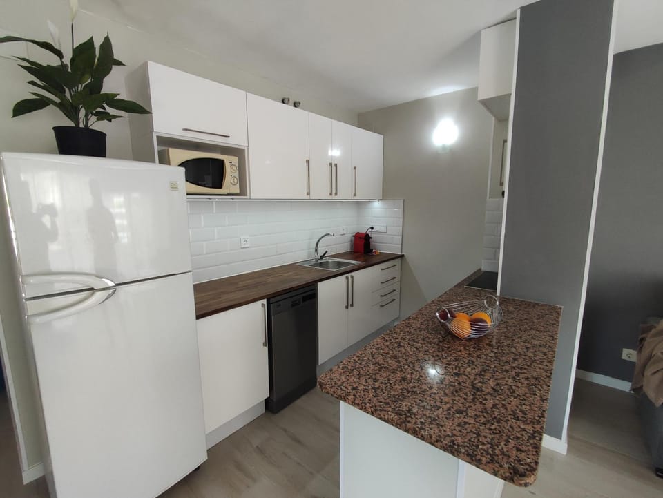 Kitchen or kitchenette, dishwasher, minibar