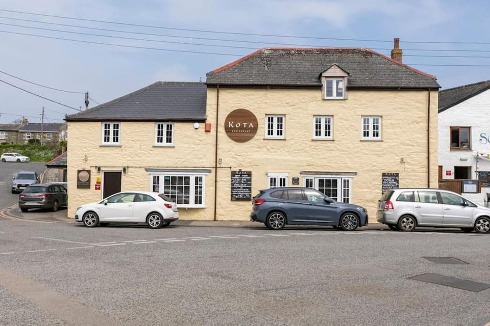 Property building, Street view, Location