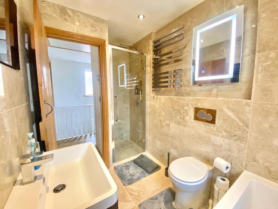 Shower, Toilet, Bathroom, towels