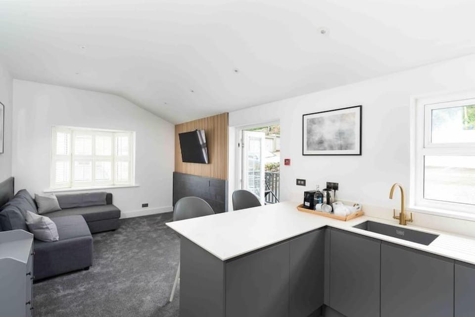 Kitchen or kitchenette, Seating area