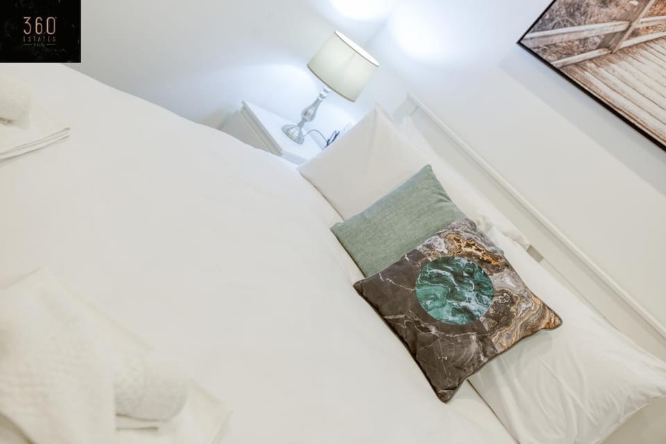 Bed, Living room, Photo of the whole room, Seating area, Bedroom, towels