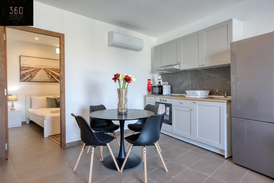 Bed, Kitchen or kitchenette, Living room, Photo of the whole room, Seating area, Dining area, Bedroom, minibar, oven, pet friendly, stove, air conditioner