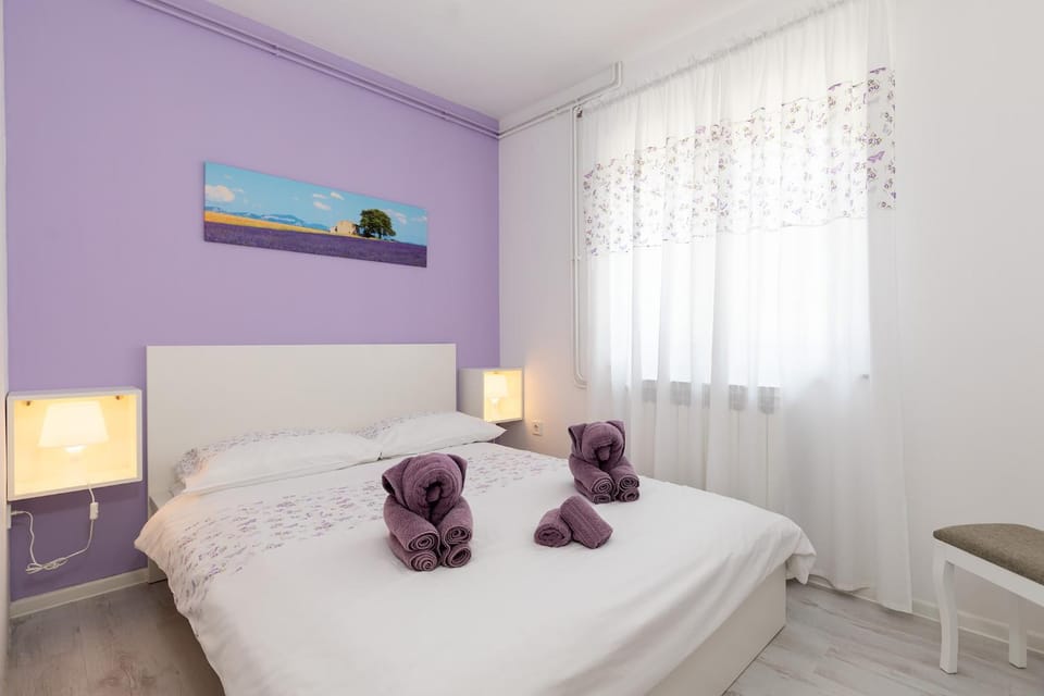 Bed, Bedroom, towels