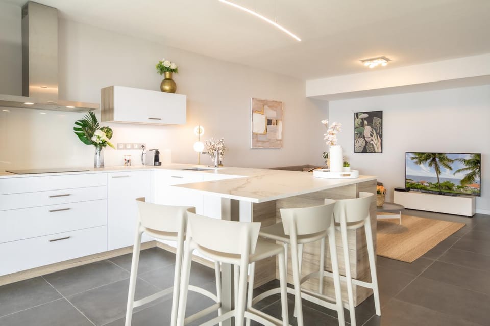 Kitchen or kitchenette, Dining area, stove