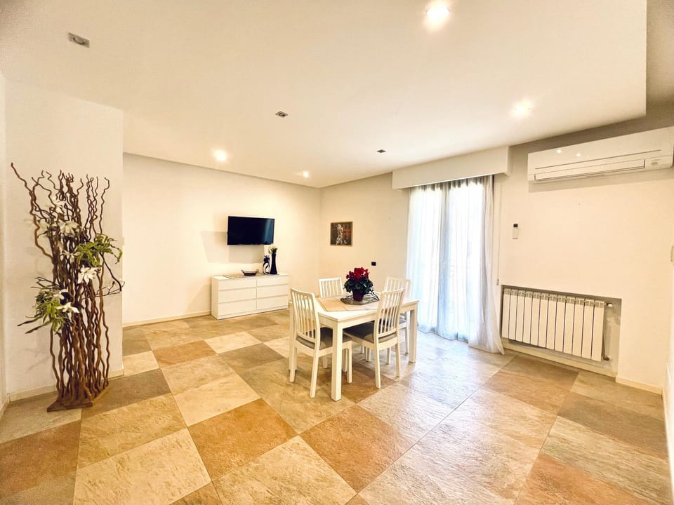 TV and multimedia, Living room, Seating area, Dining area, air conditioner