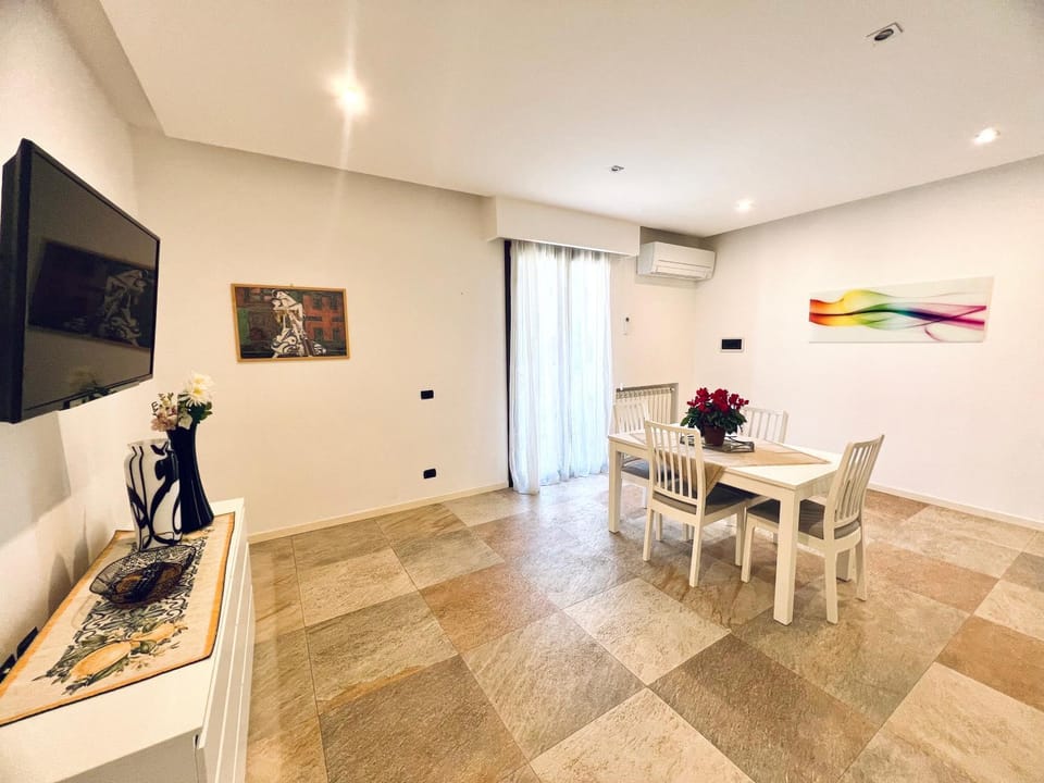 TV and multimedia, Seating area, Dining area, air conditioner