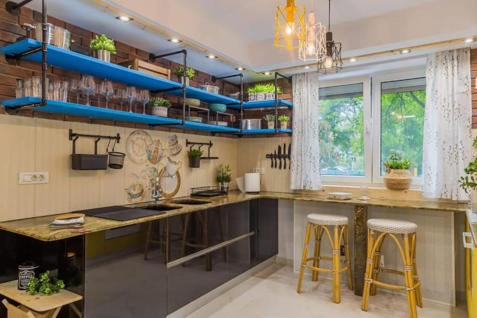 Dining area, dishwasher, pet friendly, stove