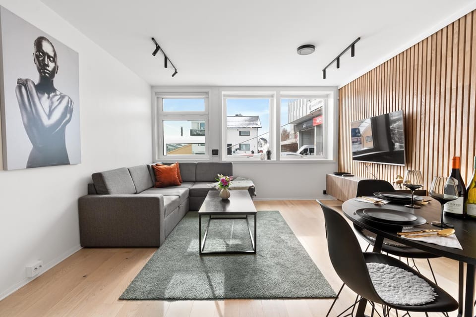 TV and multimedia, Living room, Seating area, Dining area, Evening entertainment
