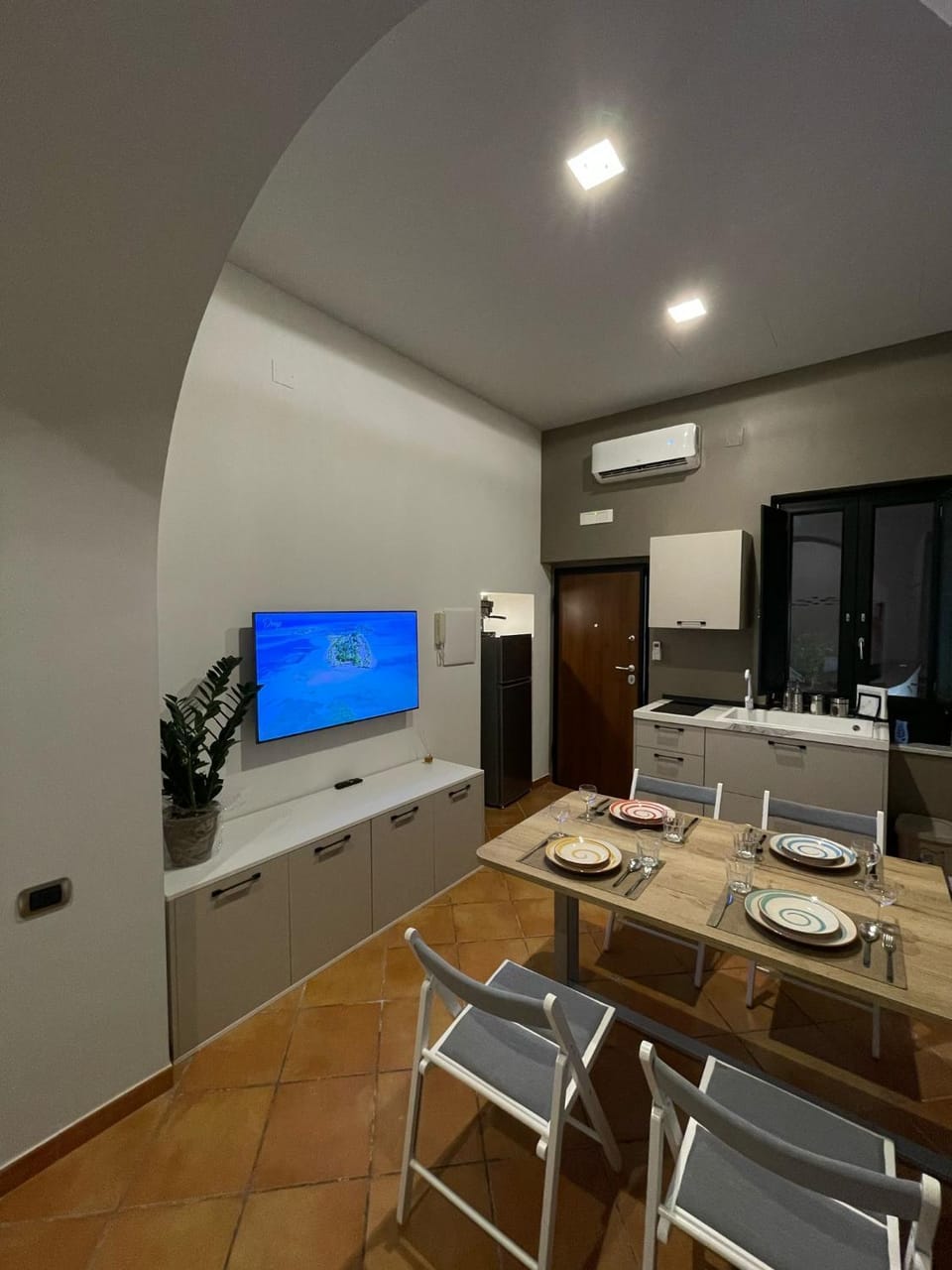 Dining area, locker, locker