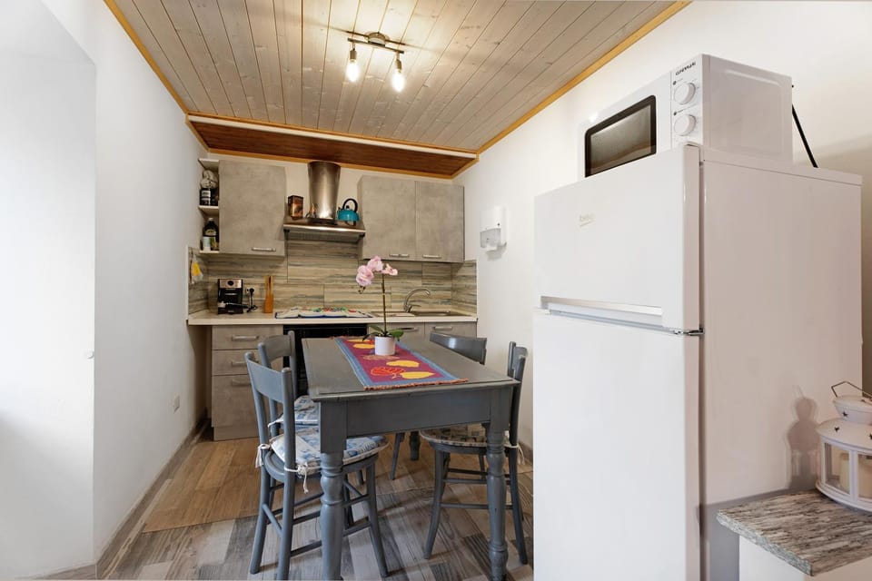 Property building, Kitchen or kitchenette, Living room
