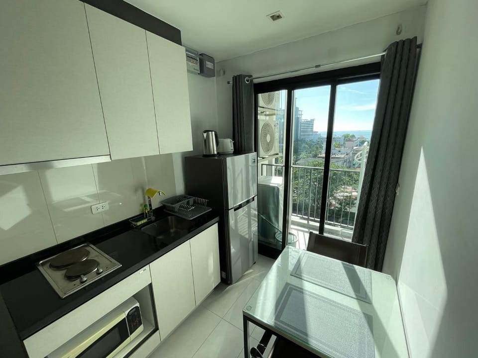 Kitchen or kitchenette, minibar, stove
