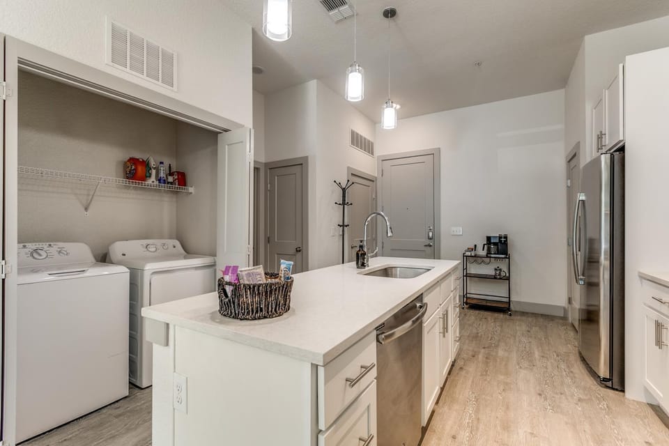 Coffee/tea facilities, Kitchen or kitchenette, laundry, kitchen