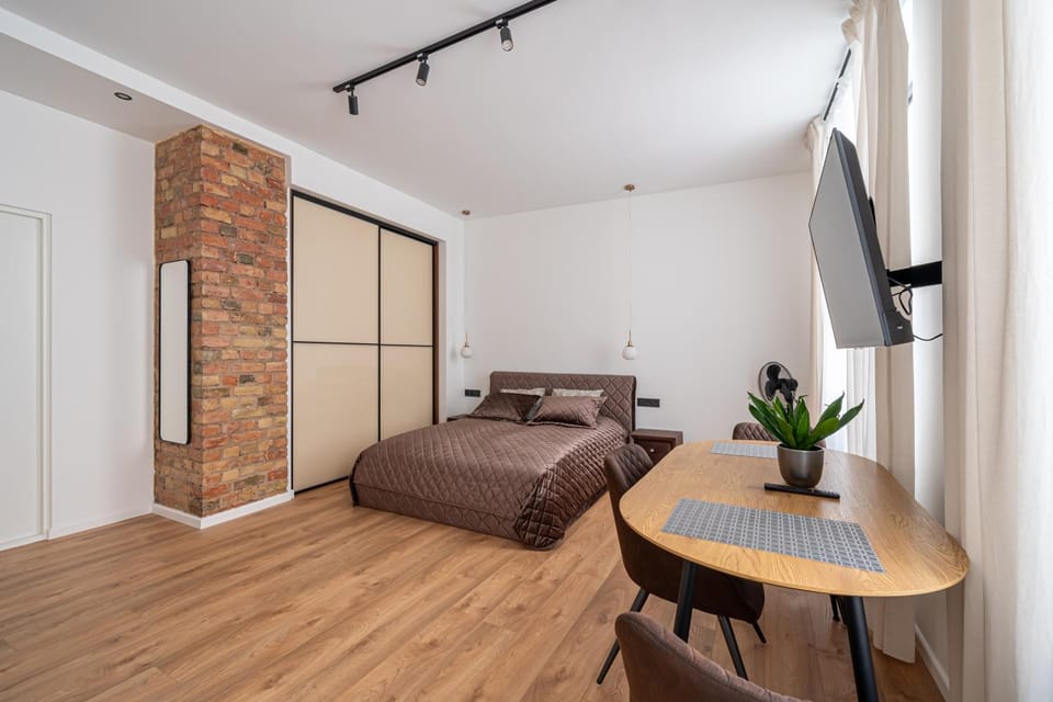 Bed, TV and multimedia, Living room, Photo of the whole room, Seating area, Evening entertainment, hair dresser, wardrobe