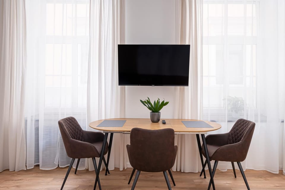 TV and multimedia, Living room, Seating area, Dining area, Evening entertainment