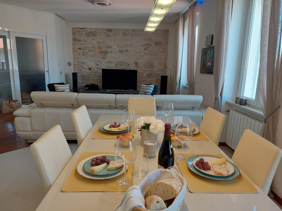 Seating area, Dining area