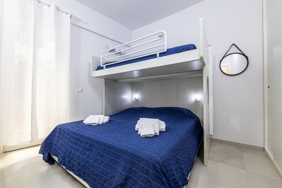 Bedroom, bunk bed, towels