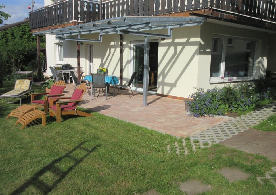 Property building, Balcony/Terrace, Dining area, Garden view, sunbed