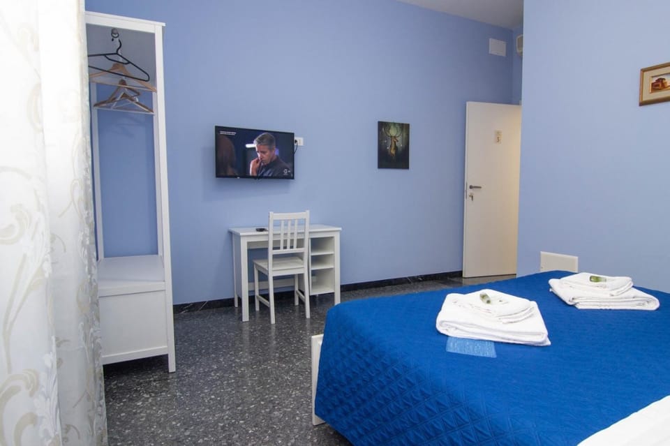 Bed, TV and multimedia, Bedroom, towels