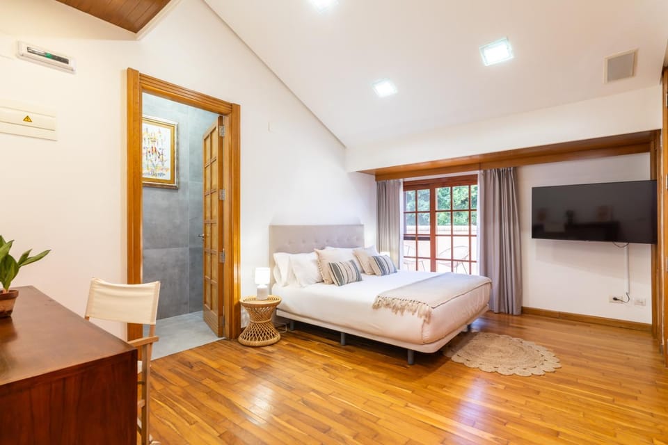 Bed, Photo of the whole room, Bedroom