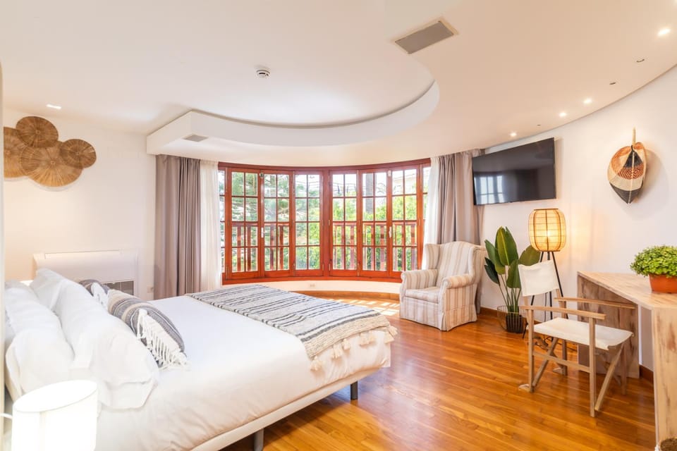 Bed, TV and multimedia, Photo of the whole room, Bedroom