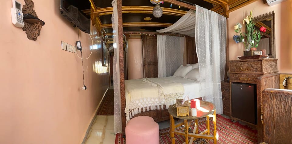 Bed, TV and multimedia, Photo of the whole room, Seating area, Bedroom, wardrobe