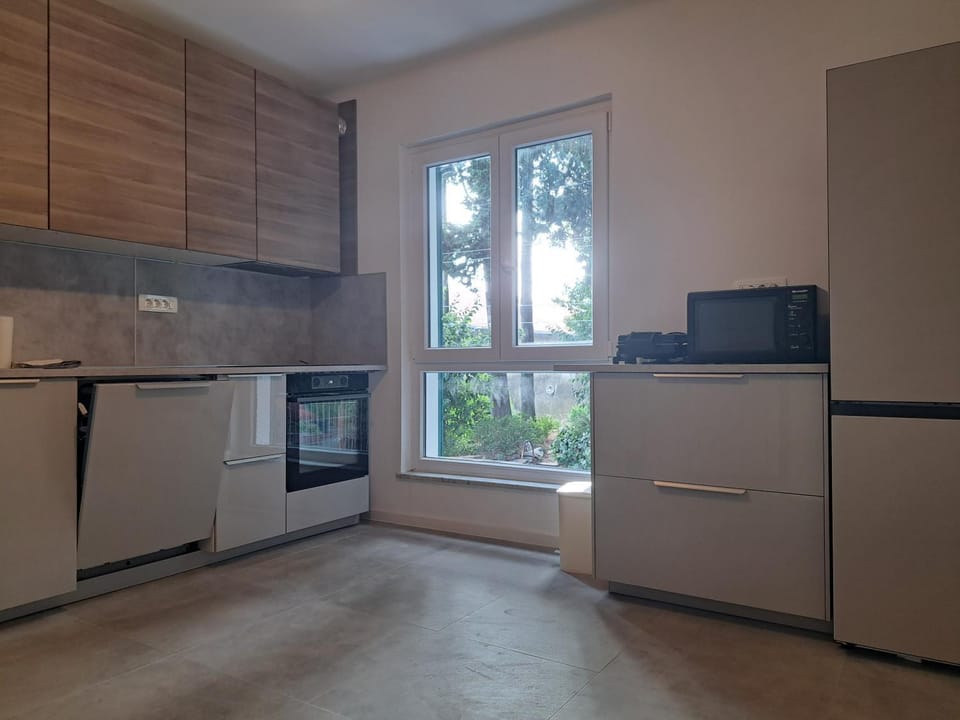 Dining area, kitchen
