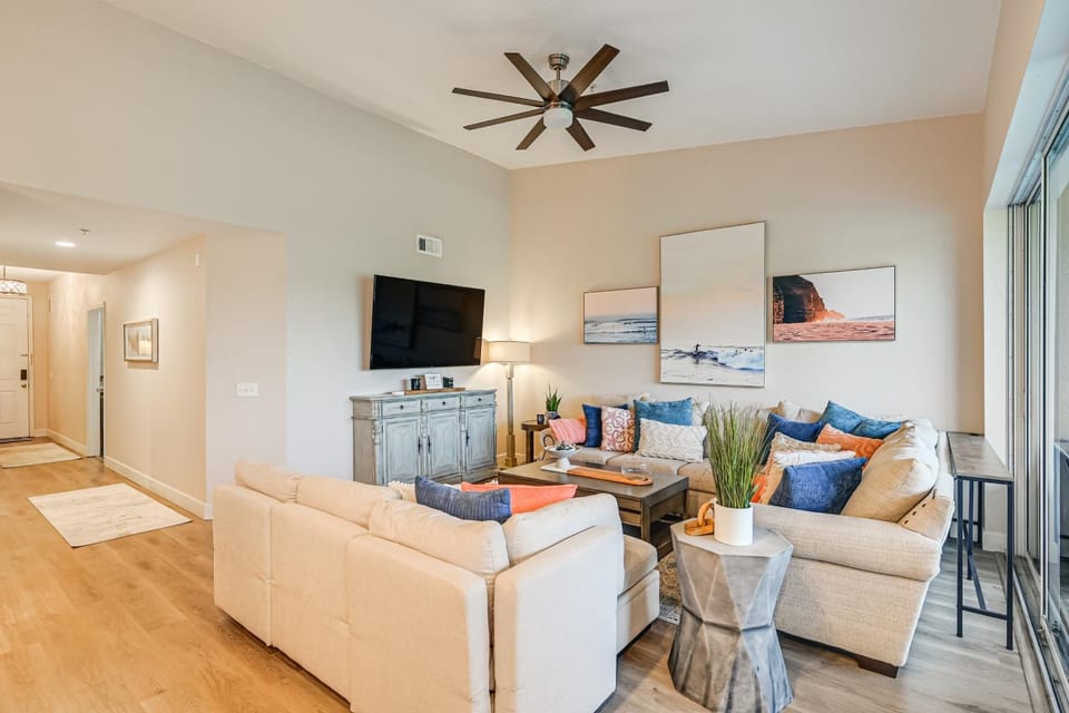 Elegant Naples Condo w/ Golf View & Community Pool House in Collier County