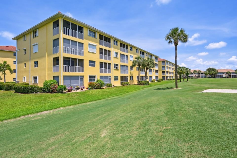 Elegant Naples Condo w/ Golf View & Community Pool House in Collier County