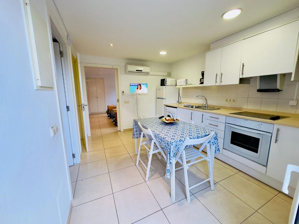 TV and multimedia, Kitchen or kitchenette, Lounge or bar, Dining area, microwave, oven, pet friendly, stove, toaster, air conditioner