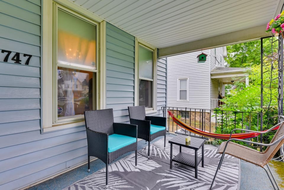 Explore Niagara Falls! Colorful Upstate Getaway House in Niagara Falls