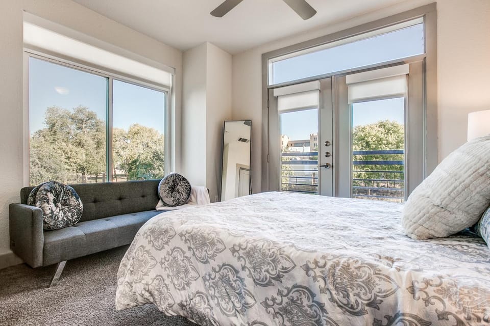 Bed, Photo of the whole room, Seating area, Bedroom, fireplace