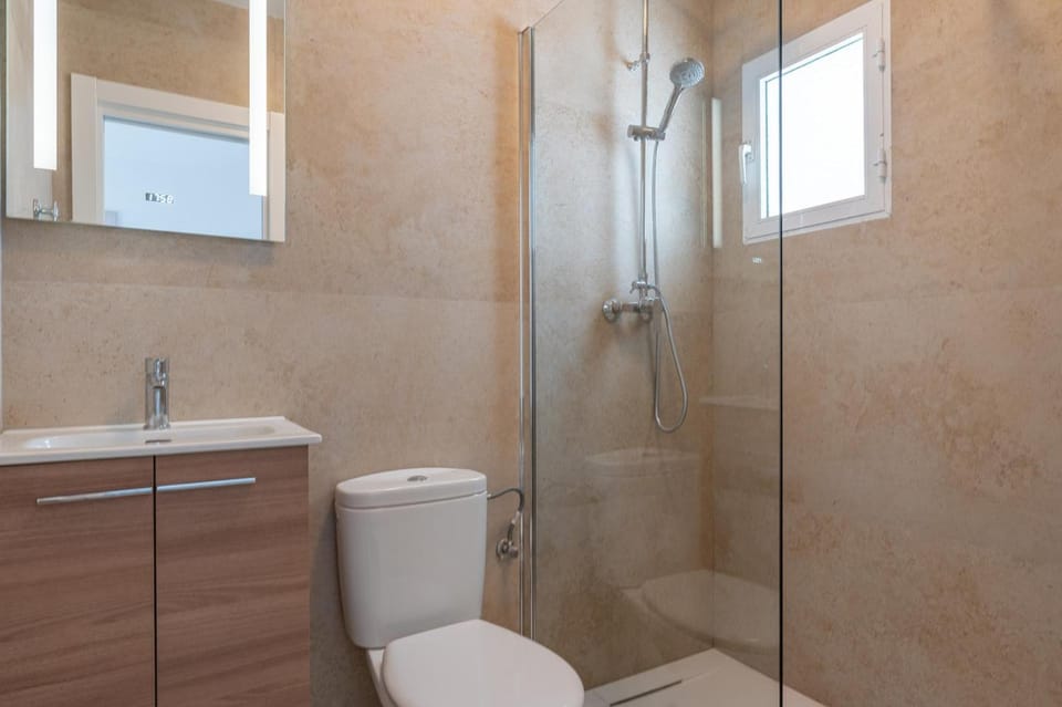 Shower, Toilet, Bathroom, bidet, towels