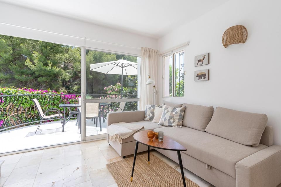 Garden, Living room, Seating area