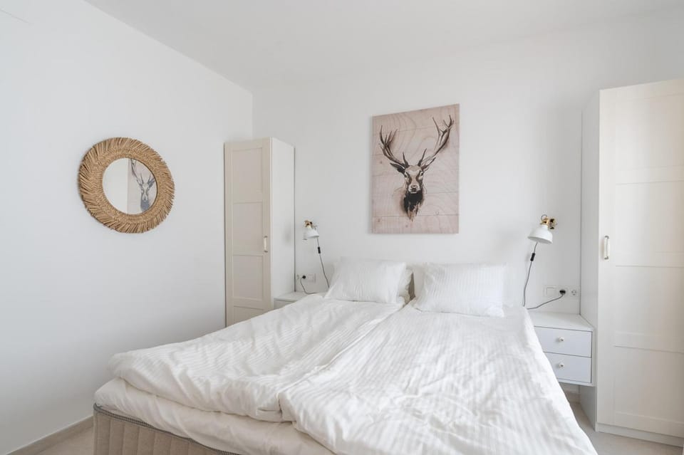 Bed, Photo of the whole room, Decorative detail, Bedroom