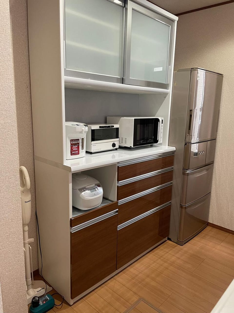 Kitchen or kitchenette, minibar