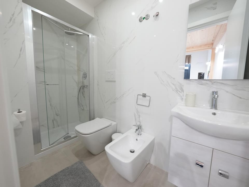 Shower, Toilet, Bathroom, bidet, towels