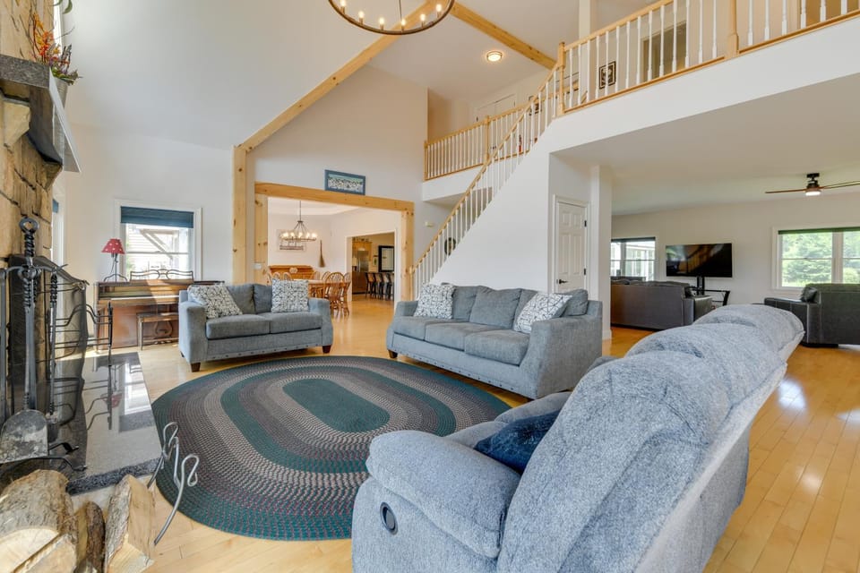 Secluded Family Getaway Near Stowe: Deck & Hot Tub House in Woodbury