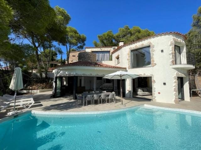 Property building, Patio, Day, Pool view, Swimming pool, sunbed